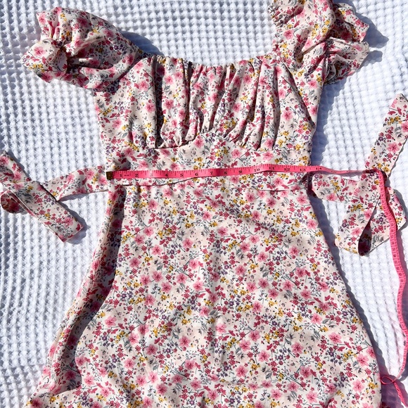 Flutter-Sleeve Garden Floral Dress with Apron Tie-Back - Picture 12 of 16